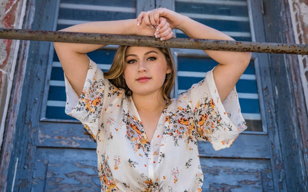 Senior Photo Sessions – What Should I Bring With Me? And What Should I Wear???